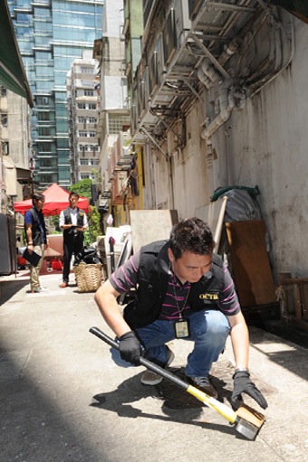 Photograph:Police officer of Organized Crime and Triad Bureau gathering exhibits