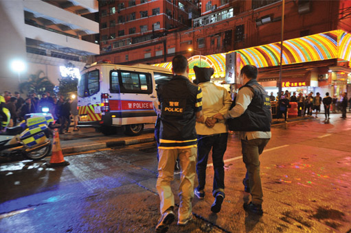 Photograph:Police officers arrest suspects