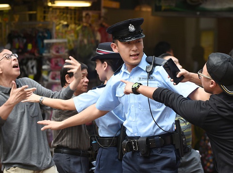 Photograph: Police officers assisting citizens to resolve disputes