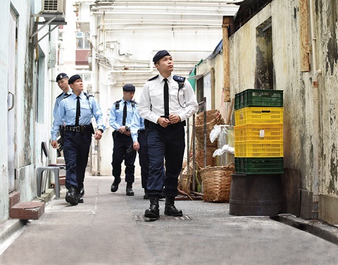 图片：警察机动部队警员巡逻街道
