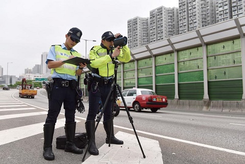 图片：交通警员使用雷射枪执行职务