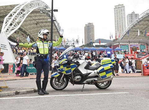 图片：交通警员指挥交通