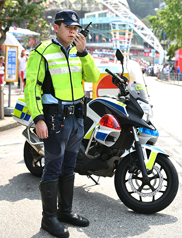 圖片：警察機動部隊警員巡邏街道