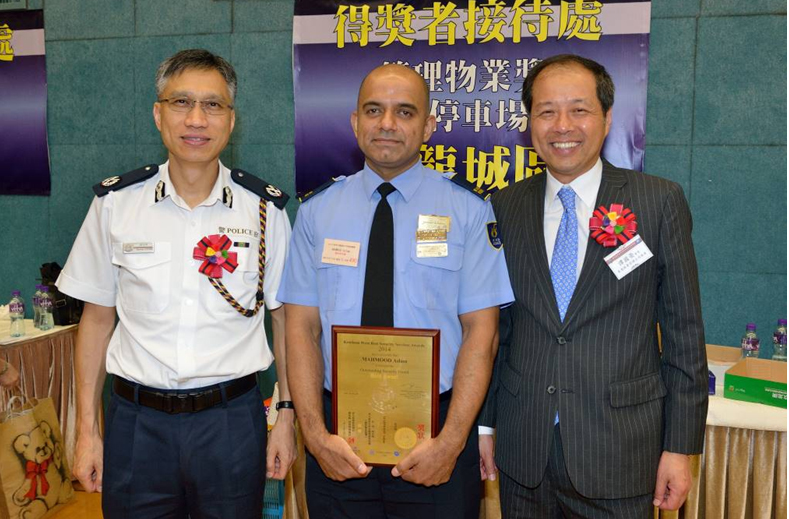 Assistant Commissioner of Police CHUNG Siu-yeung, Mr. TAM Kwok-wing Ivan President of the HKAPMC, and the gold award winner