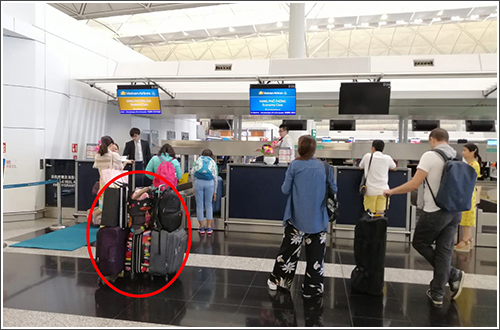 訪港旅客在辦理登機手續時應將行李擺放在自己的視線範圍內