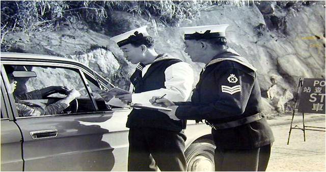 大嶼山在1996年前隸屬水警總區。照片大約攝於1970年，水警人員正執行檢查車輛職務
