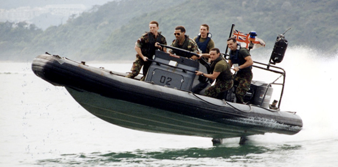 反走私特遣隊人員乘坐皇家海軍快速追截艇