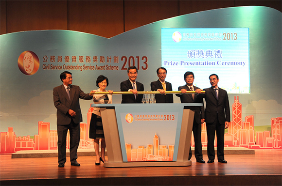 The Chief Executive, Hon C Y Leung, GBM, GBS, JP and other distinguished guests officiated at the Prize Presentation Ceremony