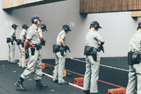 槍械訓練 - 學員需接受專業的槍械及武器使用訓練,以確保警務人員能夠合理合法地運用適當的武力執行職務。 槍械訓練 - 學員需接受專業的槍械及武器使用訓練,以確保警務人員能夠合理合法地運用適當的武力執行職務。