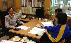 周校長（左）在輕鬆的氣氛下與兩位少訊小記者分享教育理念。