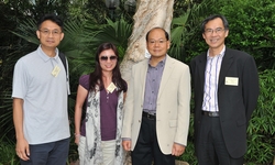 周校長（右一）以少訊中央諮詢委員會委員的身份獲邀出席警務處處長曾偉雄（右二）的遊園會活動。