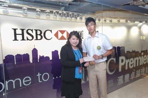 Mr LAU Chi-ching, JPC member of Sham Shui Po District, received a HK$1,000 book coupon from Ms Katherine LAW, Premier Centre Manager of Cheung Sha Wan Plaza Branch, HSBC.