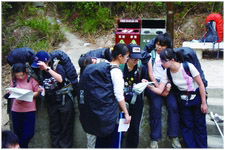 課程還包括學習基本登山知識，圖中學員正運用導師教授的技巧閱讀地圖。