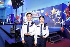 穿上新制服的少訊金星得獎會員（譚梓楓-左 及 劉樂晴 - 右）在頒獎典禮中粉墨登場，擔任典禮的司儀工作