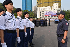 一眾穿上新制服的少訊會員聆聽少訊義務步操教官的訓示，為活動中的升旗儀式做好準備