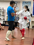 何嫣庭(右)參與空手道班，在導師的指示下練習拳擊動作