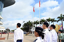 少訊會員穿上少年警訊的新制服參與升旗儀式
