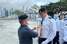 少訊義務步操教官教導少訊會員整理制服 