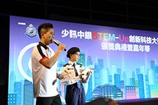 余沛瑤(右)與知名電視節目主持區永權一同為典禮擔任司儀工作
