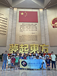 郭澄 (後排右一) 與一眾少訊會員於解放軍展覽中心大合照留念