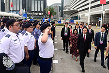 少年警訊會員向香港特別行政區行政長官李家超敬禮