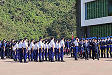 主禮嘉賓鄧日燊檢閱少年警訊會員及各支制服隊伍