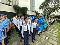 少年警訊聯同其他青少年制服團隊組成隊伍於升旗禮中列隊進行致敬禮