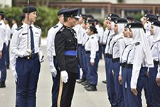 警務處處長蕭澤頤 (圖中) 於周年會操中檢閱時，與參與少年警訊會員交流