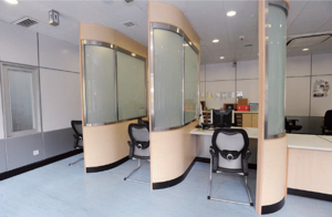 黃大仙警署新一代報案室設置三個半開放式的報案櫃位，加強保障私隱。