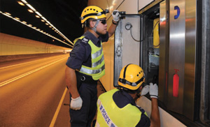 警察搜查隊在長青隧道進行保安搜查。