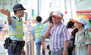 警务人员在不同的庆祝活动中确保公共秩序和公众安全。