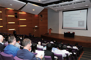 The Criminal Intelligence Bureau together with the Police College organise a Management Development
Programme inviting a professor from Charles Sturt University to share his knowledge on strategic intelligence.