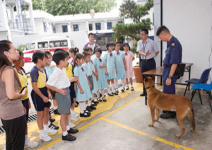 警務人員於西貢分區警署開放日向學生介紹警犬隊的工作。
