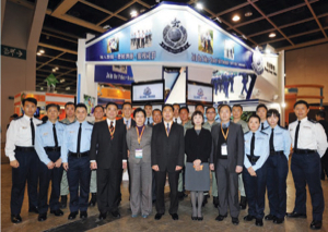 Director of Personnel and Training Chau Kwok-leung (centre) visits the Police Booth at the Education and Careers Expo.