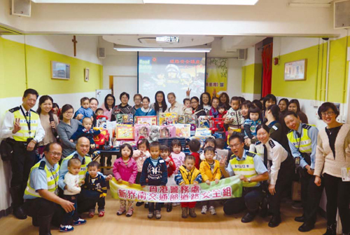 The One Officer One Toy Project run by Traffic New Territories South not only promotes
environment protection, but also allows the children to feel the warmth.
