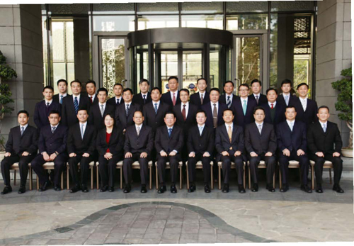Commissioner Tsang Wai-hung (front row, fifth from left) leads a delegation to attend the 21st Bilateral Meeting since Reunification between Mainland Public Security Authorities and Hong Kong Police Force in Shenzhen. The Vice Minister of Public Security, Mr Chen Zhimin (front row, centre), heads the Mainland delegation. During the meeting, participants discuss matters of mutual concern.