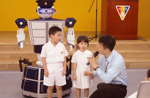 A Crime Prevention Bureau officer disseminates crime prevention
messages to students.