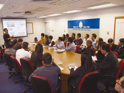 NTS Regional Crime Prevention Office hosts a sharing session on the security of
the Hong KongZhuhaiMacao
Bridge Project to establish a good communication
channel between the Police and stakeholders.