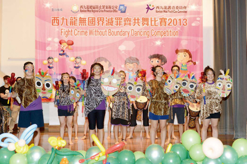 Kowloon West Regional Crime
Prevention Office holds a Fight
Crime Without Boundary Dancing
Competition for nonethnic
Chinese
youngsters to encourage cultural
exchange.