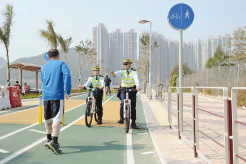 Traffic Kowloon East Bicycle Team officers patrol along the cycling track
of Tseung Kwan O South Waterfront Promenade.
