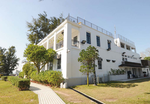An exhibi t ion ent i t led Cheung
Chau Pol ice Stat ion - Marking
One Hundred Years 1913-2013
at the Police Museum reviews the
development of the Police Station,
and how it has contributed to the
Cheung Chau community.