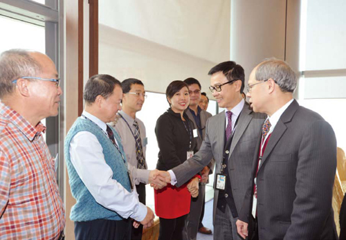 Deputy Commissioner of Police (Management) Ma Wai-luk (second
from right) meets civilian staff to listen to their views.