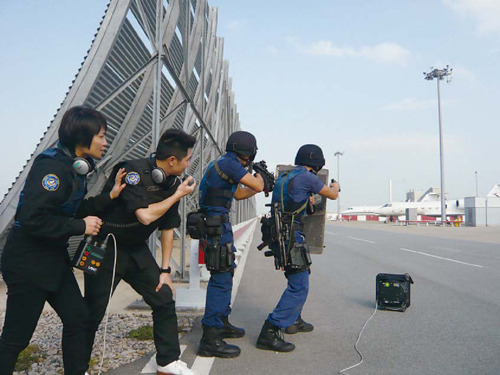 警察谈判组及机场警区联合举行谈判演练。