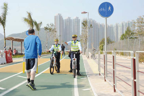 東九龍總區交通部單車巡邏隊人員在將軍澳南海濱長廊單車徑巡邏。