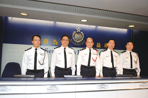 Commissioner Tsang Wai-hung (middle), together with Deputy Commissioner (Management) Lo Wai-chung (second from left) , Deputy Commissioner (Operations) Wong Chi-hung (second from right), Director of Operations Lau Yip-shing (first from left), and Assistant Commissioner (Operations) Cheung Tak-keung (first from right), concludes Police operations regarding the unlawful “occupy movement” at a press conference.