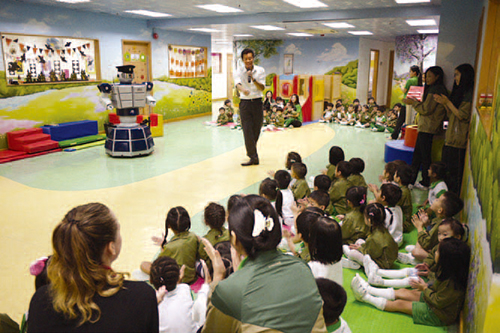 Crime Prevention Bureau officer, together with the Robotcop, conveys anti-crime messages to kindergarten students.