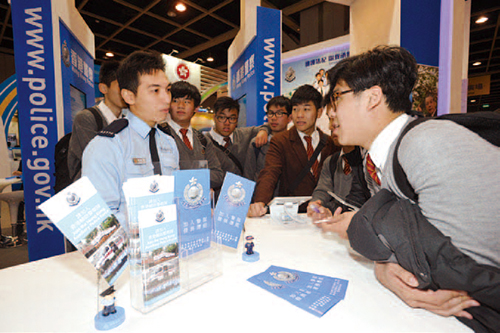 Hong Kong Auxiliary Police Force officer introduces his job duties to Education and Careers Expo visitors.