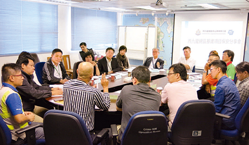 Kowloon West Regional Crime Prevention Office holds a sharing session on the security of infrastructural projects during which stakeholders share ideas on site security. 