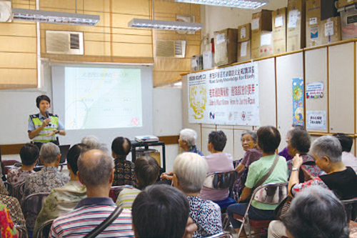 Sau Mau Ping District holds a road safety knowledge seminar for the elderly. 