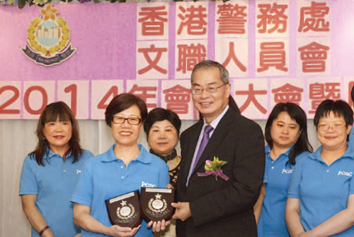Director of Finance, Administration and Planning Ip Man-fai praises the Police Civilian Staff Club Volunteer Team for its outstanding performance.   